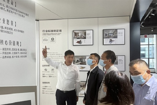 市人大常委会副主任张仁贵赴鼎美看望市人大代表